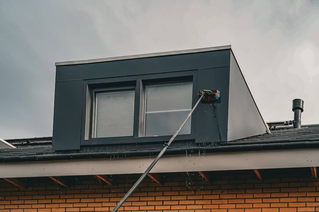 Nettoyage de gouttières par aspiration SkyVac