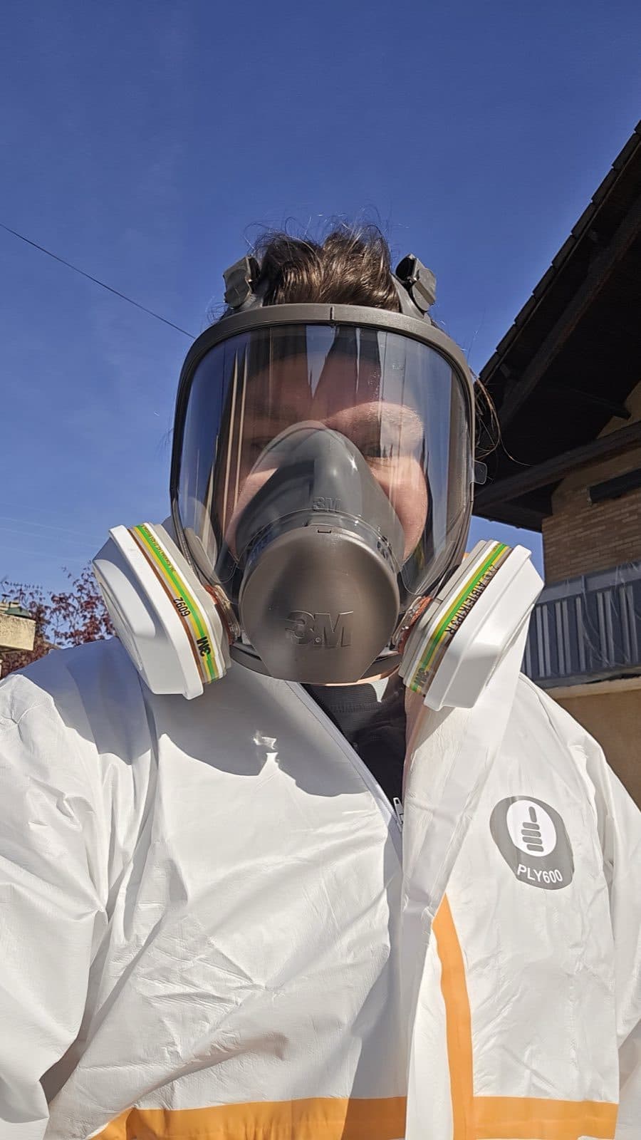 Stéphen, fondateur AYOKA, en combinaison et masque de protection