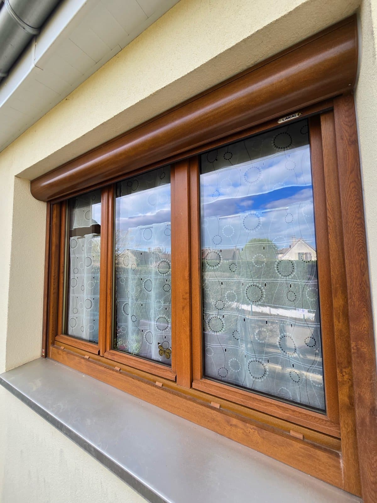 Fenêtre à cadre bois nettoyée sans trace sur une maison des Yvelines