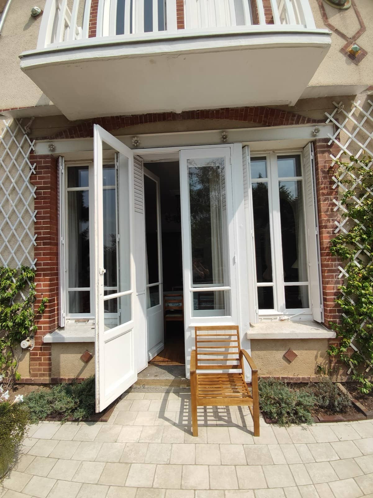 Porte-fenêtre nettoyée à l'eau filtrée sur une maison dans les Yvelines