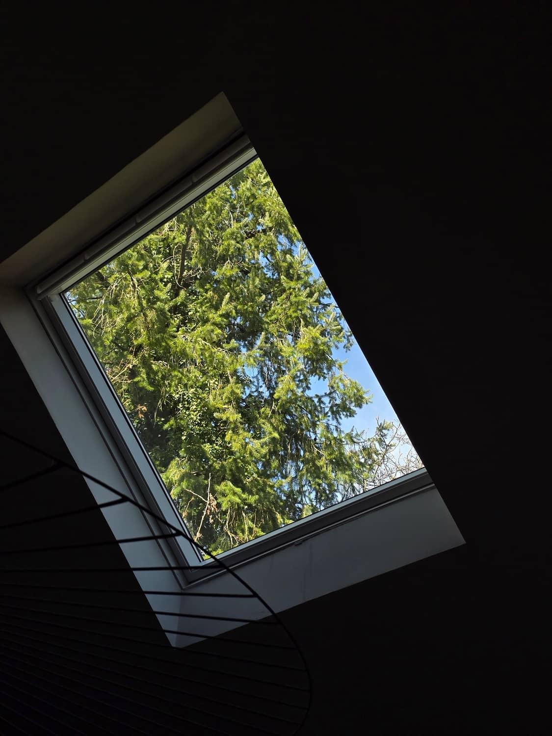 Fenêtre de toit (velux) nettoyée — verre sans trace