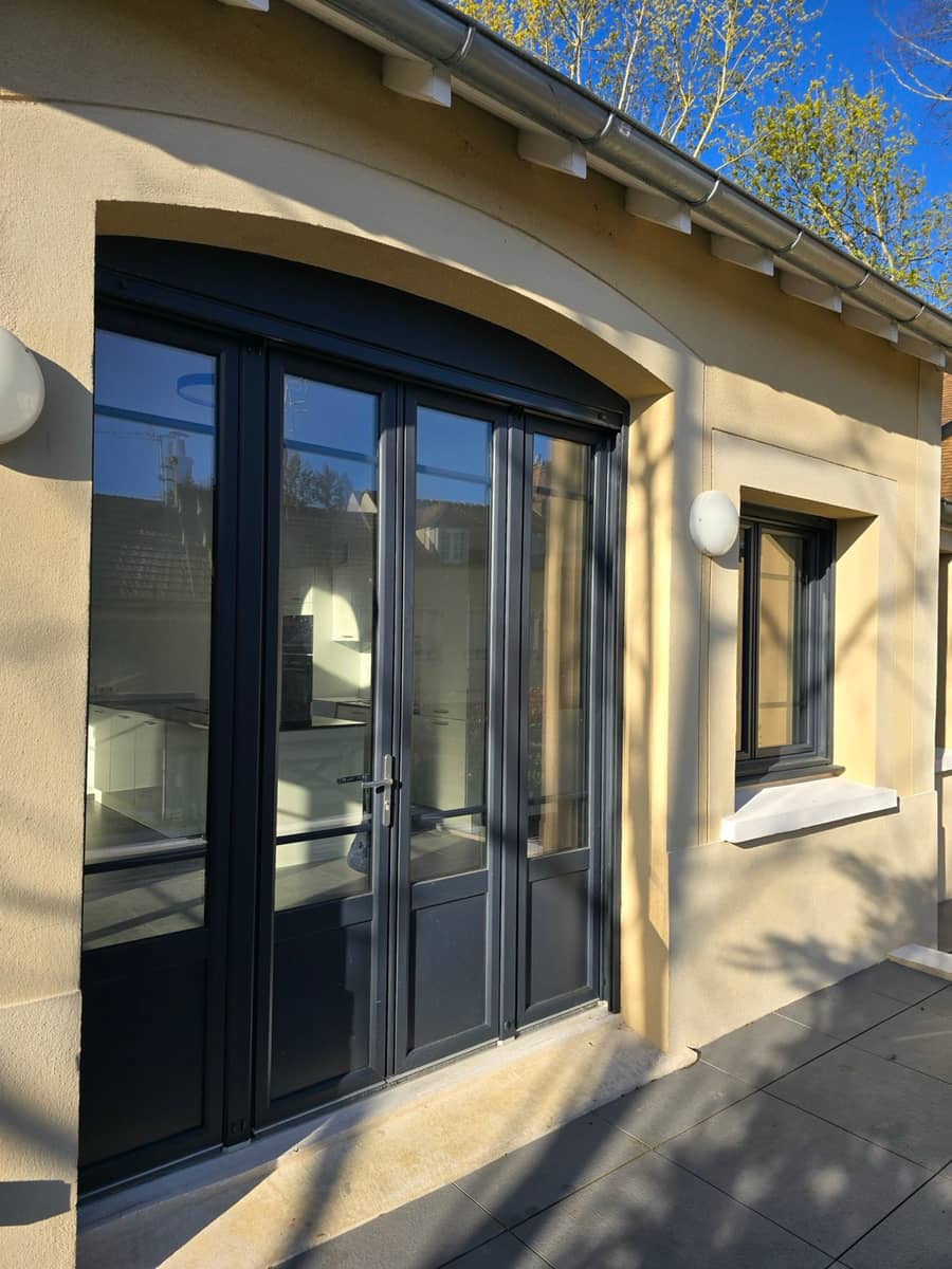 Porte-fenêtre vitrée à cadre noir nettoyée sur une maison aux Yvelines